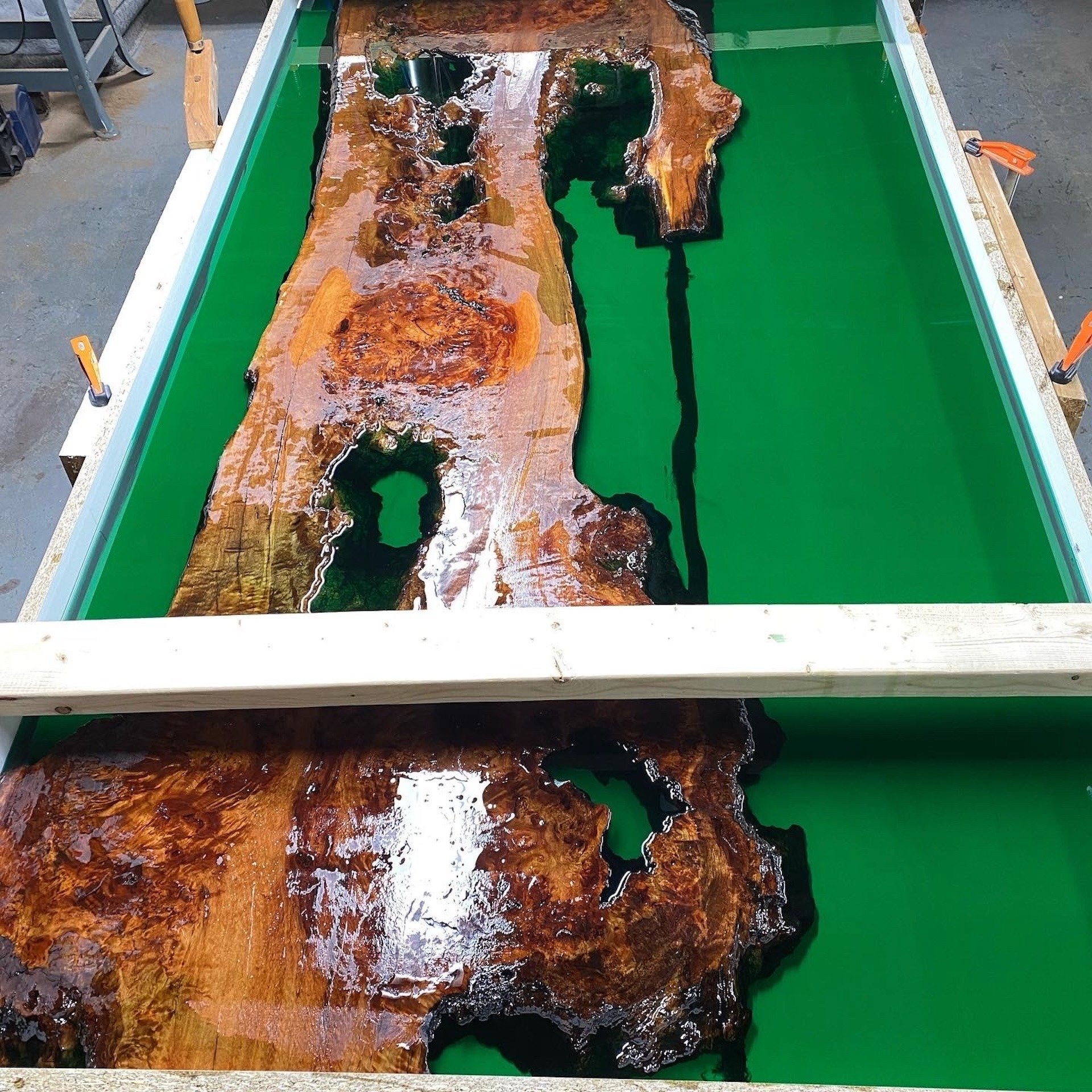 Gallery - Green table pour